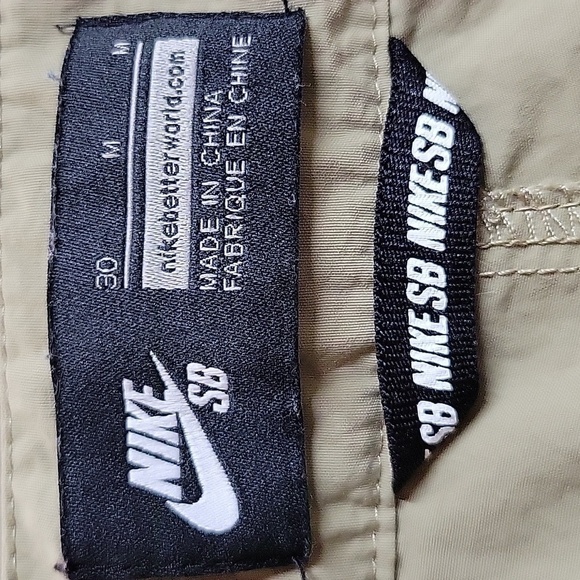 Nike Youth SB (Skateboading) Shorts with Adjustable Belt, Size Medium - Picture 6 of 11